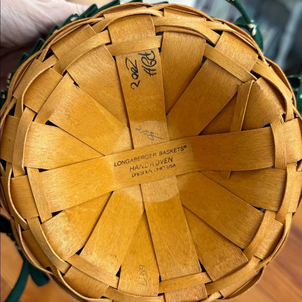 2002 Longaberger Fruit Basket with Lid and Liner